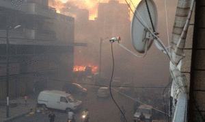 بالصورة: حريق كبير خلف مطعم “KFC” في طرابلس