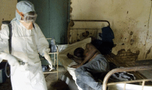بالصور.. “الإيبولا” تقتل 672 شخصًا ورئيس سيراليون يعلن حالة طوارئ صحية