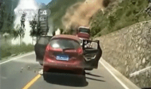 بالفيديو .. قتلى وجرحى في انهيار صخور على طريق سريع في الصين