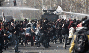 اعتقال 17 طالبًا إثر اضطرابات في مظاهرة في سانتياغو التشيلية