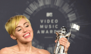 مايلي سايرس تفوز بجائزة أم تي في لأفضل أغنية مصورة