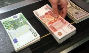 الروبل الروسي يصعد مقابل الدولار واليورو معوضا بعض خسائره