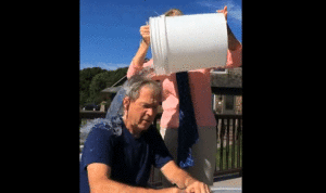 بالفيديو.. جورج بوش يقع ضحية زوجته