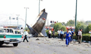 بالصور.. سقوط اكثر من 40 قتيلا بنحطم طائرة في ايران