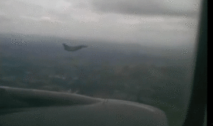فيديو من داخل الطائرة القطرية يُظهر المقاتِلة الحربية التي رافقتها الى مانشستر