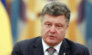 الرئيس الأوكراني يوقع قانون الطوارئ بعد التوتر مع روسيا
