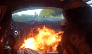 بالفيديو .. لحظة نجاة سائق سيارة رالي من حريق!!