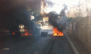 بالصور: قطع طريق الشويفات بالإطارات المشتعلة