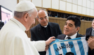 مارادونا يعود للتدين بـ’إلهام’ من البابا