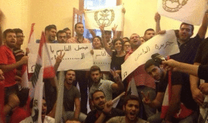 بالصور: مناصرو “التيار الوطني الحر” يقتحمون مكتب “الجزيرة” في بيروت