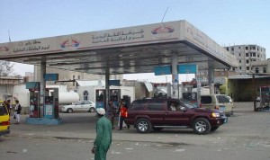 اليمن يخفض أسعار الوقود بموجب إتفاق مع الحوثيين
