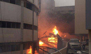 بالصور والفيديو.. حريق هائل في مبنى في أدونيس