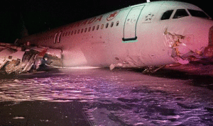 بالصور..  اصابة 23 شخصا بانحراف طائرة كندية