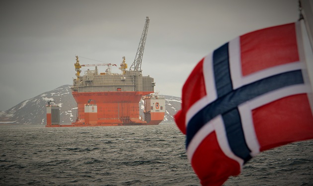 Oil-Rig-Goliat-Norway-Flag