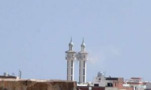 بالصور..الحوثيون يقصفون المساجد وهذه حقيقة انتشار قوات اجنبية في ميناء عدن!