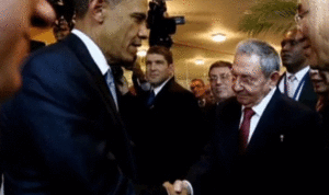 بالفيديو.. مصافحة تاريخية بين أوباما وكاسترو في قمة بنما