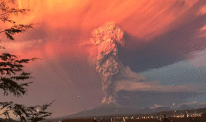 بالصور والفيديو.. بركان تشيلي يثور للمرة الاولى منذ عقود!