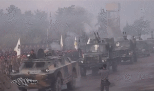 بالفيديو.. عرض عسكري ضخم للمعارضة السورية على أبواب دمشق