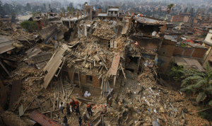 حصيلة زلزال النيبال تتخطّى الـ7000 قتيل
