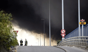بالصور والفيديو.. حريق هائل في باريس يتسبب بتعطيل حركة المرور