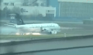 بالصور والفيديو.. هبوط طائرة تركية اضطراريا بسبب احتراق محركها