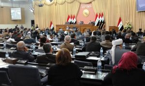 بالصور.. نائب عراقي يتعرّض للضرب في مجلس النواب