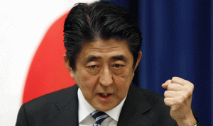 رئيس وزراء اليابان يقسم على قبر أبيه: سأحسم هذه المسألة