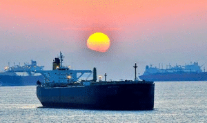 “فاينانشال تايمز”: سفن إيرانية تتحرك من ميناء بندر عباس وتختفي بعرض البحر