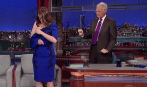 بالفيديو…ممثلة أميركية تخلع فستانها على الهواء!