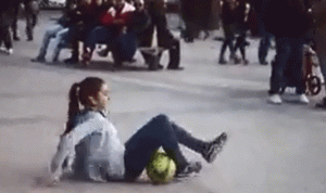 بالفيديو.. فتاة تراوغ بكرة القدم  في شوارع باريس!