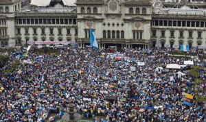 آلاف المتظاهرين في غواتيمالا يطالبون برحيل الرئيس