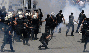 اشتباكات بين الشرطة التركية وملثمين في اسطنبول