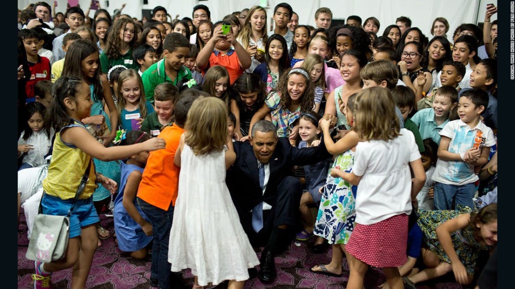 obama-and-kids-in-manilla-super-169