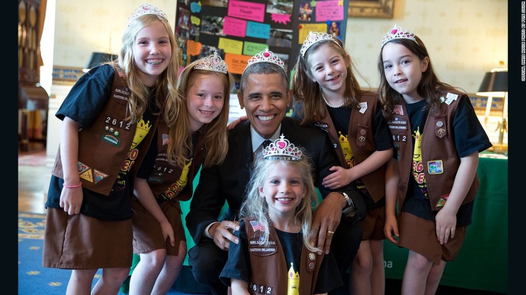 obama-with-girls-wearing-