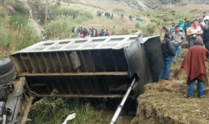 مقتل 17 جراء سقوط شاحنة في واد في بيرو