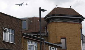 العثور على جثة سقطت من طائرة فوق سطح مبنى في لندن
