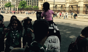 بالصور.. “داعش” أمام البرلمان البريطاني!