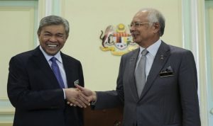 ماليزيا تعلّق تحقيقاً في فضيحة تمويل بعد إقالة رئيس الوزراء لنائبه