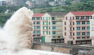 الصين تجلي حوالي مليون شخص من مسار إعصار متوقع