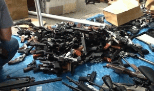 العثور على 1200 سلاح ناري في منزل رجل ميت
