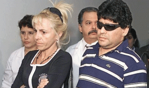 مارادونا يتهم زوجته السابقة بسرقة 6 ملايين دولار