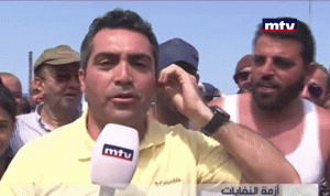 بالفيديو.. مراسل الـ”mtv” يتعرض لموقف مضحك على الهواء