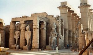 السياحة المصرية: نستهدف إيرادات بين 7.5 و8  مليارات دولار في 2015