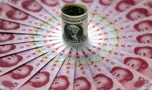 الدولار يتراجع بوجه عام مع ارتفاع اليوان الصيني