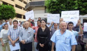 اعتصام أمام سرايا طرابلس احتجاجًا على رمي النفايات في المدينة