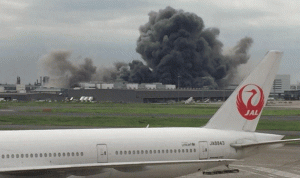 حريق كبير في مصنع قرب مطار طوكيو-هانيدا الدولي