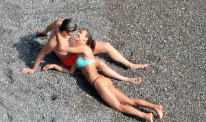 بالصور.. لحظات حميمة بين ايرينا شايك وحبيبها على الشاطئ