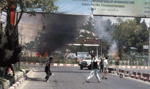 بالصور.. 4 قتلى على الأقل في انفجار قرب مطار كابول