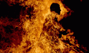 ضاقت فيه الدنيا… فأحرق نفسه!