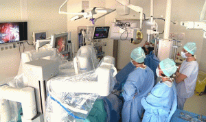 بالصور.. أول عملية زرع كلية بمساعدة جراح “روبوت”